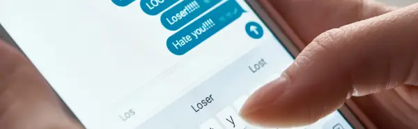 Read more about the article Jak radzić sobie z hejtem w internecie i social mediach – kompleksowy przewodnik