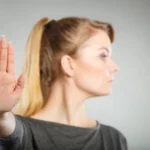 Granice i asertywność w relacjach – jak być blisko i nie tracić siebie | Blog