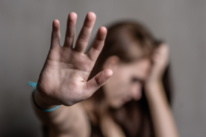 Read more about the article Wsparcie po doświadczeniu przemocy psychicznej – psychoterapia online | Psycholog online | Blog